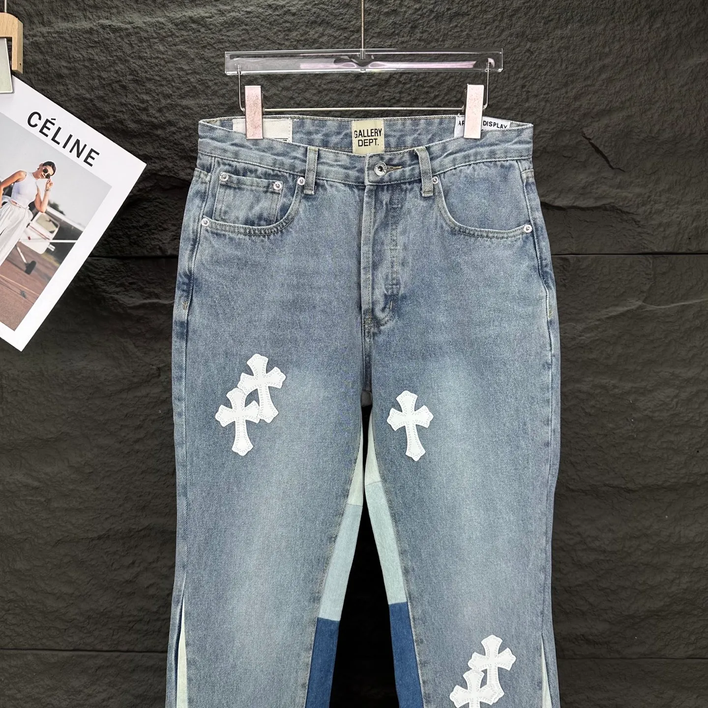 P260 GALLERY DEPT. & Croixin co-branded 2025 new spliced ​​white cross patch leather couple's bootcut jeans 🔥High version🔥High version🔥 Top ceiling quality Styles with different washed textures are very friendly to people with thin legs and thick legs. The bootcut version is very flattering to the leg shape. Moderate length that never goes out of style, easy to match with casually, basic styling for various styles, a must-have in the wardrobe! The fabric is stiff but also makes the upper body soft without losing texture. The washing process is even more perfect. It is a must-have item for everyone! ! ! Washed wheat, hangtag, pants label, complete with three labels Color: light blue Size: 28, 30, 32, 34, 36 (five sizes)